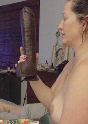 Veronica intenta meterse un consolador negro de pulgadas en su coño peludo