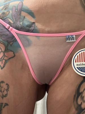 Voir à travers une femme en bikini