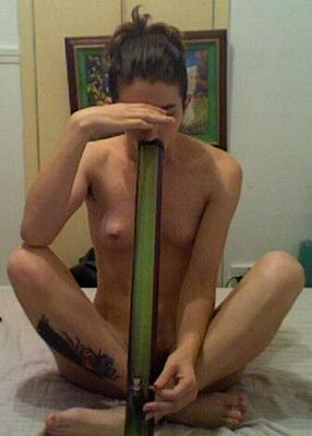 La petite amie adolescente est tellement coquine