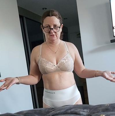 Schüchterne Frau in mehr BH
