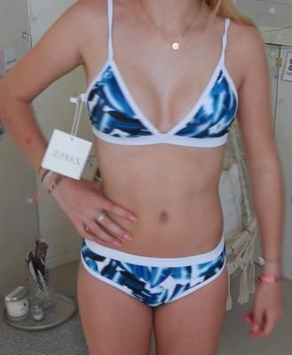 Influenciadora de biquíni sexy