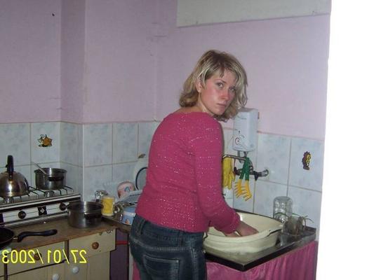 Una linda esposa chupa, se abre de piernas y folla