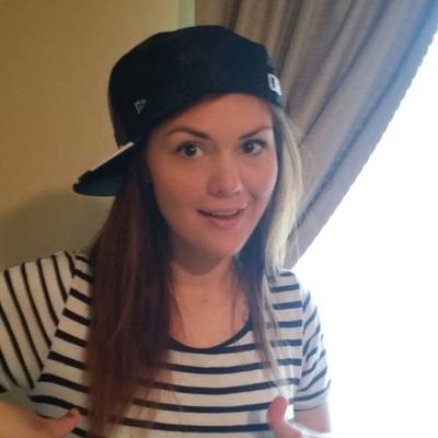 背中に素敵なタトゥーを持つホットな女の子