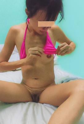 Asiatische Frau fickt im roten Mikrobikini
