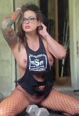 Milf Kayley camisa muscular Caliente