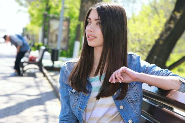 Молодая и сексуальная Флора за фортепиано