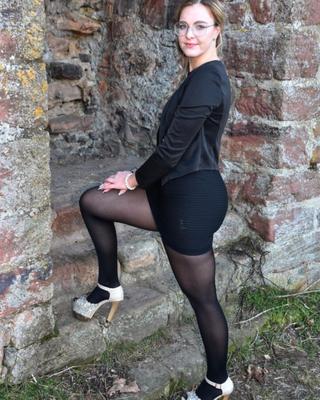 Amateur horny and nerdy babe Sarah. I wanne fuck her hard