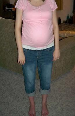 Le ventre de femme enceinte de la cousine grossit