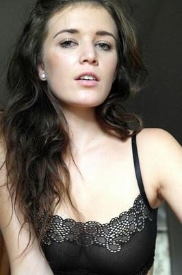Brunette hot wife Amanda loves to pose