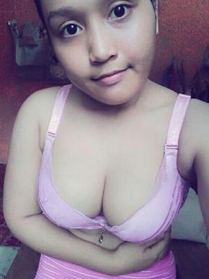 adolescente asiática exponiendo sus grandes tetas