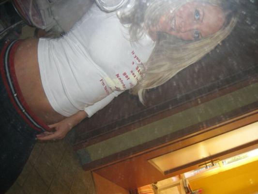 Bimbo lencería rubia puta juguete en la cocina