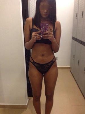 巨大な乳インド人GFが油を塗って犯される