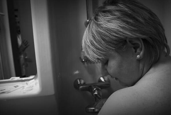 私の新しい彼女は私の親友と私の前でセックスするのが好きです
