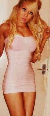 des salopes qui se montrent trop en jupes courtes et en robes si sexy ????