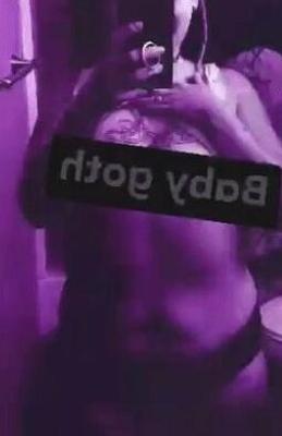 MILF de tetas pequeñas Luna