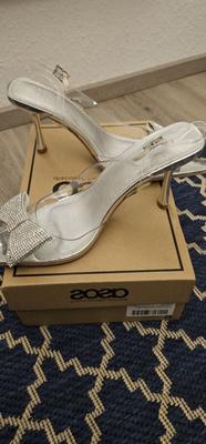 Schlampe Hat sich Kleider und Heels bestellt.....abgesamt!!