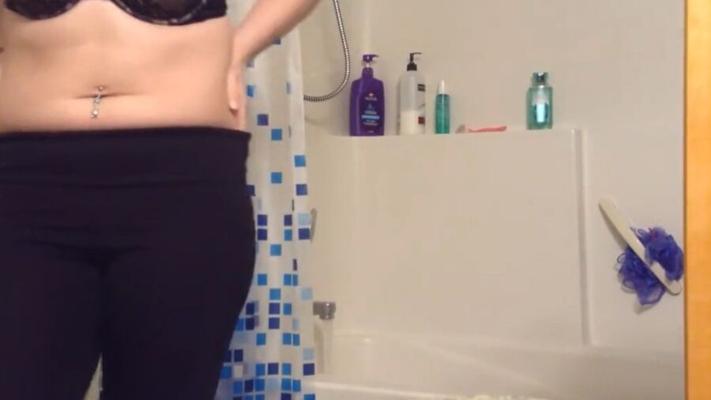 Hermosa dama en la ducha.