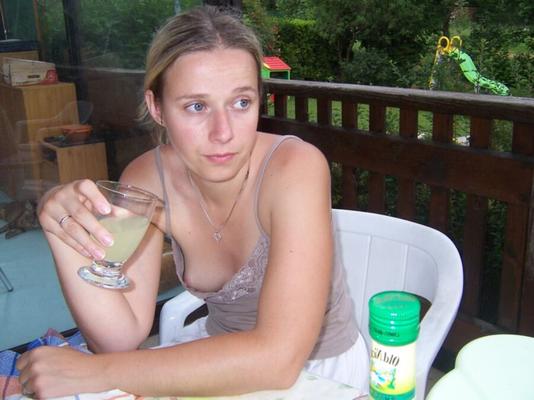 Jeune femme sexy a flashé à l'extérieur et à l'intérieur