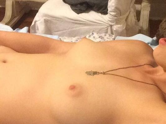 Sexy Amateur Babe shows her Body