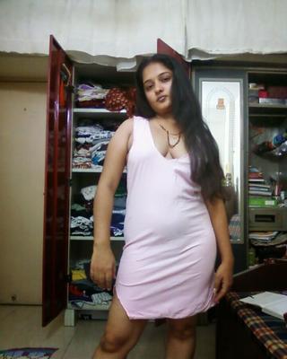ピアスの毛深いインドのふしだらな女