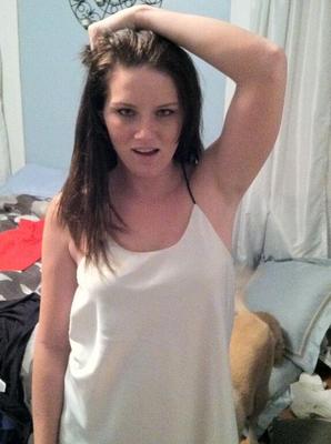 Femme posant mignonne