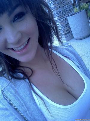 素敵なメロンを自撮りするホットなブルネットの女性
