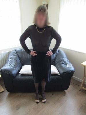 Femme s'étalant sur un canapé
