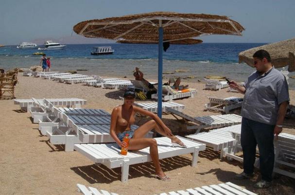 V A Bold tourist has allowed the Egyptian seller to touch her pu