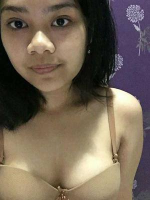 露出したウェブスラット Putri K.