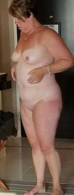 ESPOSA QUENTE CURVINHA EXPOSTA