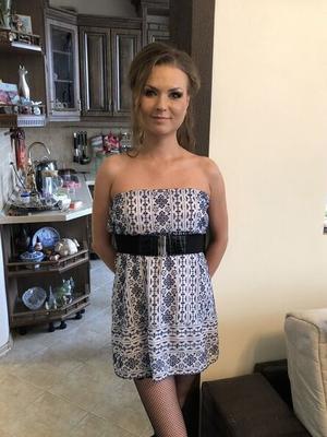 FEMME MINCE SE DÉNUDE