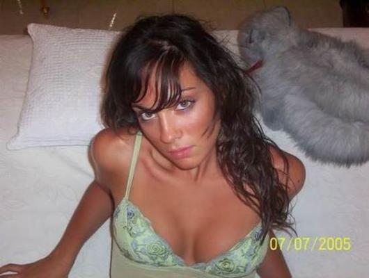 Latina fofa toca