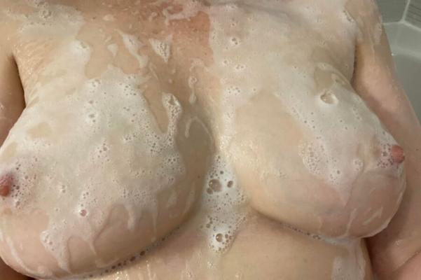 妻が巨乳を送ってくる間、私は