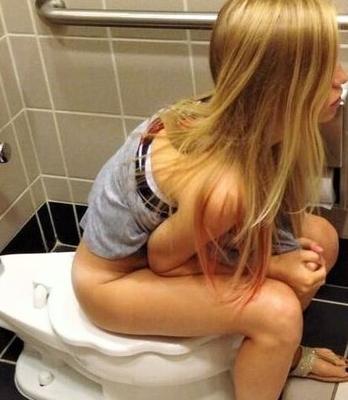 Les filles aux toilettes