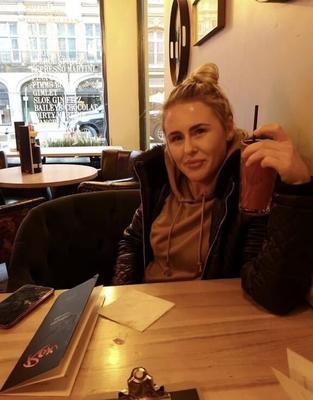 Chav Scouser Kate трет свою бритую киску после вечеринки