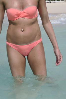 Dünnes Mädchen in Bikinis, nackt und Hardcore