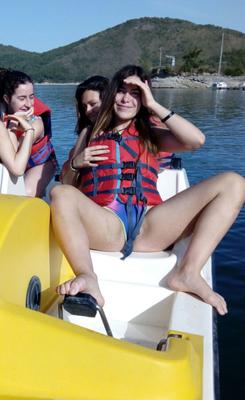 Sperme sur ses jambes