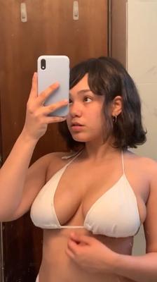 Вытаскиваю ее большие сиськи