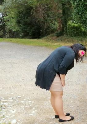 ¡Elle tiende son cul en bord de route!