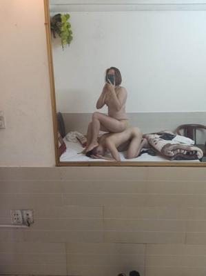 она хочет показать, она главная