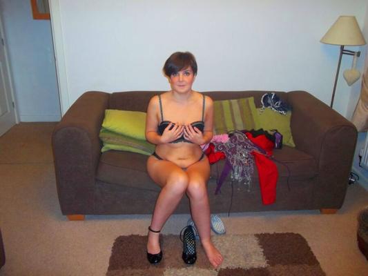私をふしだらな女のように扱い、私の写真を偽ったり、キャプションを付けたり、トリビュートしたりしてください