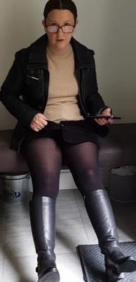 Milf sacanagem espiando por cima dos óculos!
