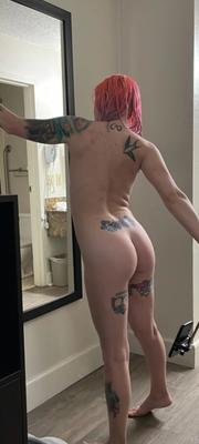 une femme très nue et parfois son amie aussi