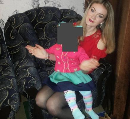 мамы Елена и Ханна в чулках