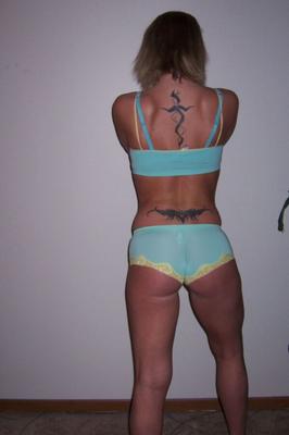 Puta escort esposa entretiene al cliente