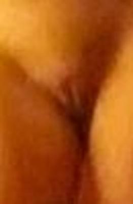 Holly a aussi des petits seins