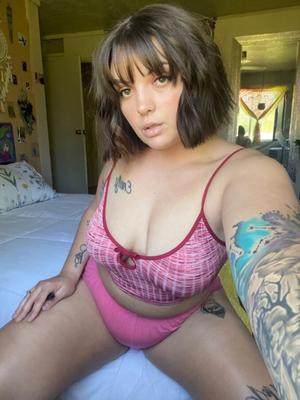 Chica joven y caliente con curvas (Sassyandsweet)