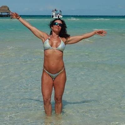ビキニモデルのジェニファー
