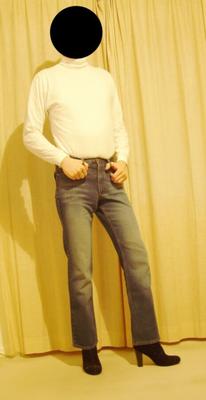 Eu em jeans azul, botas brancas de cano alto e cano de veludo preto