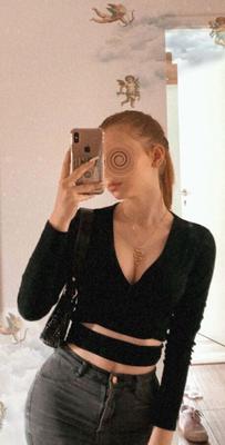 La fille salope du voisin est usée, sale, avec des ficelles et sa photo